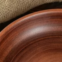 Превью Сковорода глиняная Кеци средняя, глазурь оранжевая+павлин, D=260 мм (Красота Бани)