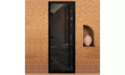 Двери для бани с коробкой черного цвета.